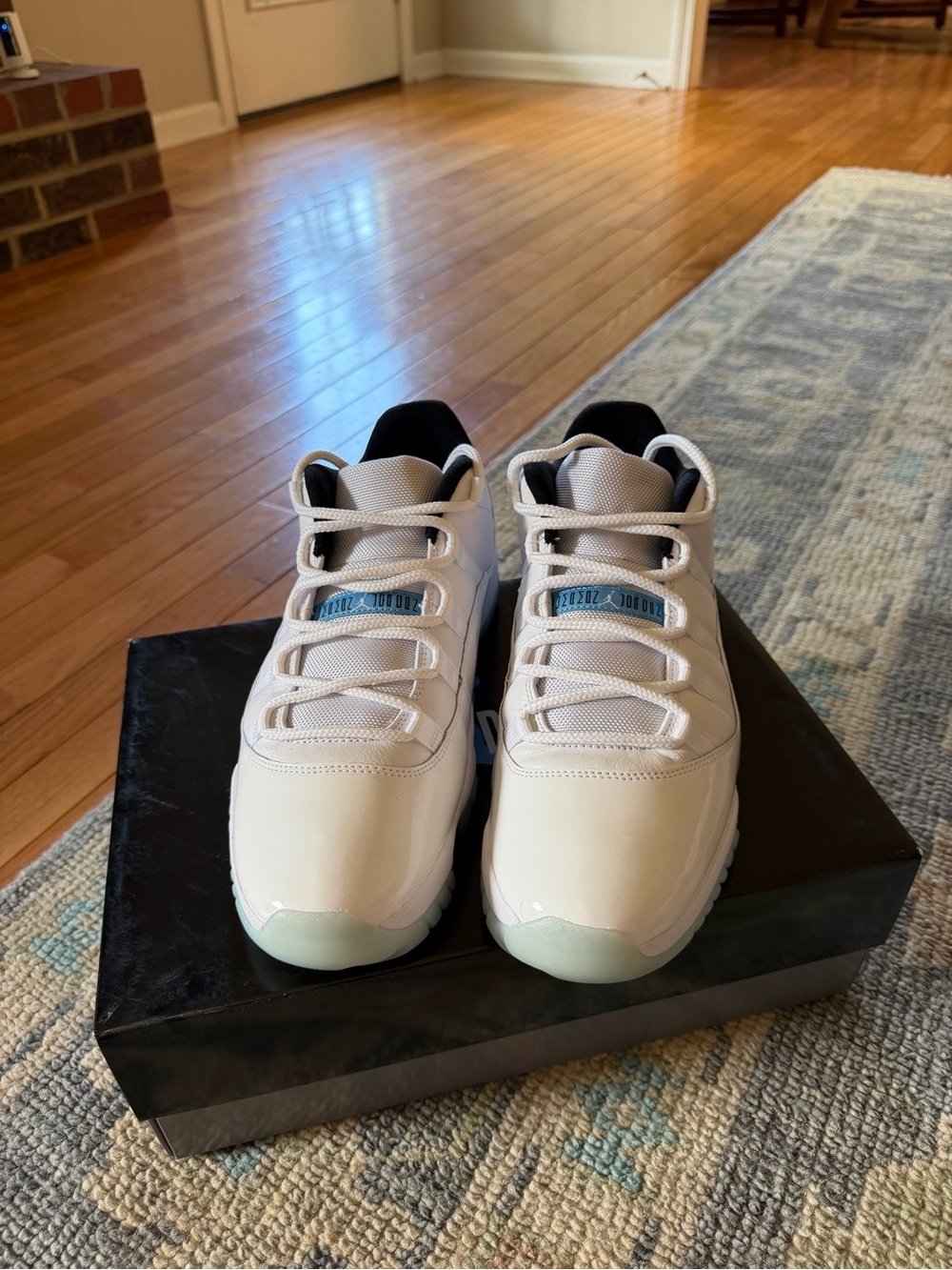 Nike Men's White and Light Green Low-Top Athletic Sneakers